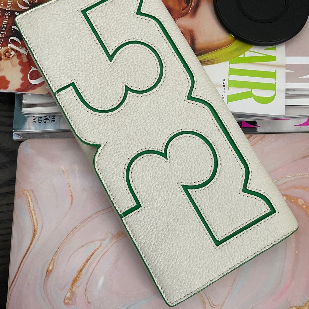 No sign or wear green and white clutch